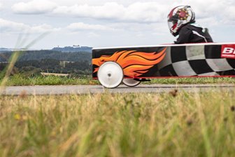 Unfall überschattet Seifenkistenrennen in Chemnitz - Vor der Kulisse von Schloss Augustusburg fahren die Seifenkisten den Radweg von Kleinolbersdorf-Altenhain entlang.