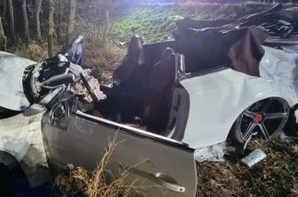 Unfall unter Alkohol: zwei Schwerverletzte - Die Feuerwehr musste das Dach des Audi entfernen, um Fahrer und Beifahrer zu bergen. 