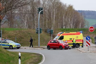 Unfall vor Lichtensteiner Miniwelt: Renault knipst Ampel aus - Am Dienstag gegen 9.30 Uhr rammte ein Renault einen Ampelmast an der B 173 bei Lichtenstein.
