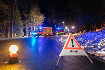 Unfall zwischen Elterlein und Grünhain hinterlässt hohen fünfstelligen Sachschaden - Zwischen Elterlein und Grünhain hat sich erneut ein Unfall ereignet, bei dem ein Auto im Wald gelandet ist.