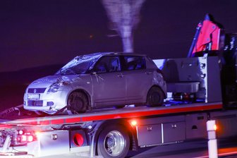 Unfall zwischen Gersdorf und Hohndorf: Suzuki stark beschädigt - 25-jähriger Fahrer bleibt unverletzt - Der Suzuki befindet sich nach dem Unfall auf dem Abschlepptransporter.