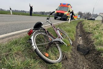 Unfall zwischen Glauchau und Wernsdorf: VW überholt trotz Verbot und touchiert Radfahrer - Ein Radfahrer erlitt beim Unfall auf der Wernsdorfer Straße schwere Verletzungen.