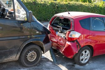Unfall zwischen Mittweida und Erlau: Transporter kracht auf Auto - Unfall auf der Straße des Friedens: Der Honda wurde schwer beschädigt.