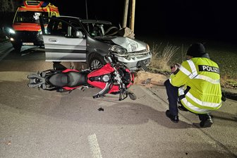 Unfall zwischen Mülsen und Lichtenstein mit drei verletzten Personen: Motorrad und Auto stoßen frontal zusammen - Drei Personen haben sich beim Frontalzusammenstoß zwischen Auto und Motorrad auf der Burgstraße in Mülsen verletzt.