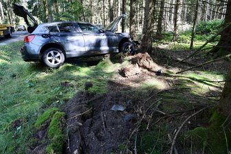Unfall zwischen Sosa und Jägerhaus - BMW kracht gegen Baum - Unfall zwischen Sosa und Jägerhaus: Ein BMW krachte am Donnerstag gegen einen Baum.