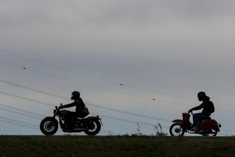Unfallbilanz Motorradsaison 2025: Vier Menschen starben im Erzgebirgskreis - Die Motorradsaison endet – hier ein Triumph-Fahrer und ein Mopedfahrer auf einer Schwalbe.