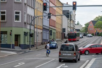 Unfallfahrerin in Mittweida: „Ich bekomme die Bilder nicht mehr weg“ - Wie hier beim Linksabbiegen (Symbolbild) kam es am Tzschirnerplatz in Mittweida zu einem Verkehrsunfall mit Todesfolge für einen Fußgänger.
