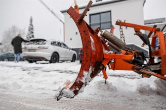 Unfallflucht am Mühltroffer Bahnhof: Fahrzeug mit Schneeschieber beschädigt zwei Pkw - So oder ähnlich sah das Fahrzeug wohl aus, das in Pausa-Mühltroff zwei geparkte Autos mit seinem Schneeschiebeschild beschädigte.