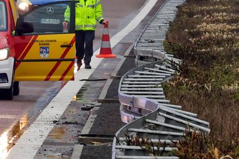 Unfallflucht auf der A 4 bei Meerane: Polizei sucht Zeugen - Bei einem Unfall auf der A 4 bei Meerane wurde auch die Leitplanke beschädigt.