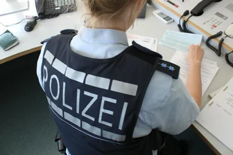 Unfallflucht im Erzgebirge: Polizei sucht Lkw-Fahrer - Hinweise zum Unfallhergang oder zum Fahrer nimmt das Polizeirevier Annaberg entgegen.