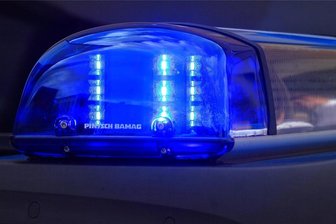 Unfallflucht in Glauchau: Frau muss Auto ausweichen und kommt von Straße ab - Die Polizei bittet um Zeugenhinweise.