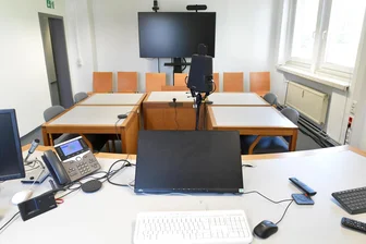 Unfallflucht, Nötigung und schwerer Diebstahl: Darüber wird diese Woche am Freiberger Amtsgericht verhandelt - Blick in einen Verhandlungssaal im Amtsgericht Freiberg.
