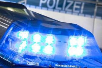 Unfallflucht: Unbekannter verletzt Fußgängerin schwer - Schwer verletzt worden ist am Sonntagabend bei einem Verkehrsunfall eine Frau (53) in Lichtentanne. Ein Unbekannter fuhr sie an und danach einfach weiter.