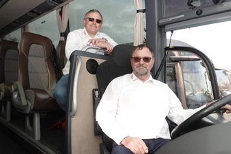 Unfallfrei 25-mal um die Welt gefahren - Daniel Wolf (links) und Dietmar Werner fahren für das Kirchberger Busunternehmen Werner.