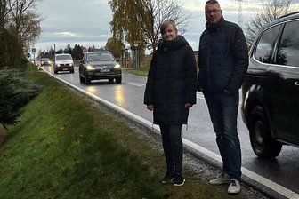Unfallgefahr an der S 200 in Altmittweida: „Laster brettern hier weiter durch die Siedlung“ - Marcel Arnold und Nadine Hirrig hatten schon vor mehr als einem Jahr vor der Unfallgefahr an der S 200 in der Siedlung gewarnt. Nun ist an der Stelle in Höhe der Bushaltestelle ein schwerer Unfall mit einem Lkw passiert.