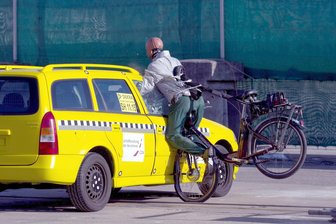 Unfallrisiko E-Bike: "Der 70-Jährige ist im Zweifelsfall tot" - Crashtest der Prüforganisation Dekra und der Unfallforschung der Versicherer: Die Geschwindigkeit der Pedelec-Fahrer und ihr Durchschnittsalter beeinflussen die Schwere der Unfälle.