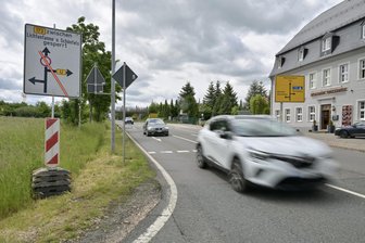 Unfallschwerpunkt auf B 173: Zwischen Lichtentanne und Schönfels wird die Fahrbahn saniert - Hinweisschilder machen Kraftfahrer auf die am Montag beginnende Sanierung der B 173 zwischen Lichtentanne und Schönfels aufmerksam.