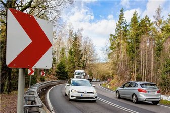 Unfallschwerpunkt auf der B 173: Warum heißen die Soldatengrabkurven eigentlich so? - In der oberen Soldatengrabkurve wurde am 7. März ein 19-Jähriger bei einem Unfall schwer verletzt.
