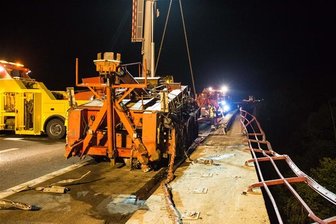 Unfallschwerpunkt: Dreieck Nossen - Lkw-Anhänger durchbricht Brückengeländer -