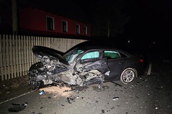 Unfallschwerpunkt im Vogtland: Welche Forderungen es jetzt gibt - Beim Unfall bei Oelsnitz am Abend des 28. Februar gab es drei Schwerverletzte.