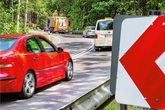 Unfallschwerpunkt untere Soldatengrabkurve: Flöha kündigt Geschwindigkeitsmessungen an - In der unteren Soldatengrabkurve weisen rot-weiße Pfeile auf die Gefahr hin. 