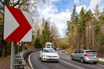 Unfallschwerpunkte in Mittelsachsen: Wo sollten Autofahrer besonders vorsichtig unterwegs sein? - Die Soldatengrabkurven bei Falkenau gelten als Unfallhäufungsstelle. Immer wieder kommt es hier – an der oberen und unteren Kurve gleichermaßen – zu schweren Unfällen.
