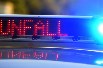 Unfallserie am Dienstag in Zwickau: Auto kollidiert mit Straßenbahn – Motorradfahrer wird leicht verletzt - Auf der Scheffelstraße in Zwickau krachte ein Auto in eine Straßenbahn.