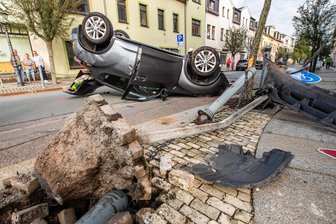 Unfallserie in Olbernhau: Rettungskräfte sind im Minutentakt gefordert, Polizei nennt Details - Im Olbernhauer Stadtzentrum kam ein Nissan auf dem Dach zum liegen.
