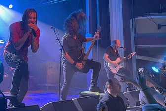 Unfassbare Präsenz: Heaven Shall Burn holt AJZ-Gig für Chemnitz in Jena nach - Sänger Marcus Bischoff, Bassist Eric Bischoff und Gitarrist Alexander " Dietz von Heaven Shall Burn beim Chemnitz-Konzert in Jena.