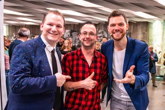 Unfassbares in der Stadthalle Chemnitz: Zuschauer mimt „im Schlaf“ Dieter Bohlen - Die „Unfassbaren“ binden immer das Publikum mit in die Show ein: Einer dieser überraschenden Stars war an diesem Abend Benjamin Hertzsch (Mitte).