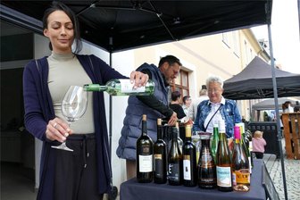 Ungarischer Wein verleiht Zschopauer Herbstfest eine besondere Note - Viktoria Varga und Dominik Nagy hatten an ihrem Weinstand viel zu tun.