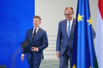 Ungarns Regierungschef gönnt sich Currywurst und Pils - Gut gelaunt im Kanzleramt: Magyar und Merz.