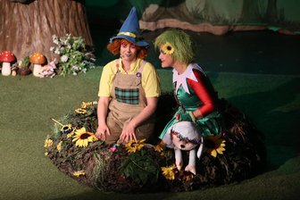 Ungebrochene Liebe zum „Traumzauberbaum“: Warum das Musical im Erzgebirge so beliebt ist - Moosmutzel und Waldwuffel planen eine Geburtstagsfeier für den „Traumzauberbaum“.