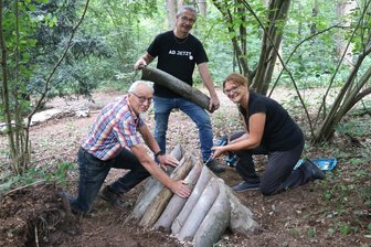 Ungefährlich: Eine Birken-Python schlängelt sich durch den Park in Börnichen - Rolf Büttner (Mitte) war in dieser Woche unter anderem mit Ina Büttner und Jörg Wagler im Park Börnichen kreativ tätig.