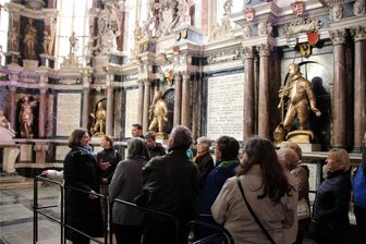 Ungehobener Schatz in Freiberg: Wie die Grablege der Wettiner im Dom dem Tourismus helfen kann - Domführerin Sabine Lohmann (l.) führt im Frühjahr 2019 eine Besuchergruppe in die Grablege der Wettiner im Freiberger Dom.