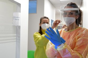 Ungeimpfte benötigen Schnelltest - Im Fitness-Studio "Mumm" sind Schnelltests möglich. Im Bild Sandra Mudrak (r.) und Gina Drotziger bei Vorbereitungen für Tests.