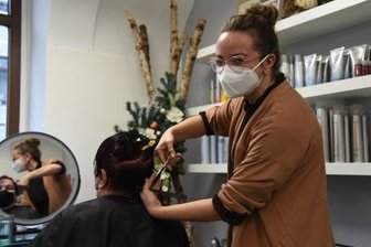 Ungeimpfte Franken gehen in Oelsnitz zum Friseur - Melanie Seckel vom City-Friseurstudio ist überrascht, welch weite Anfahrten Kunden derzeit in Kauf nehmen.