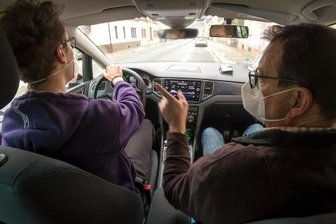 Ungeimpfte Jugendliche dürfen keinen Führerschein machen - Auch Fahrlehrer Frank-Rüdiger Wemmer darf nur noch geimpfte oder genesene Jugendliche ab 16 Jahren ausbilden. 