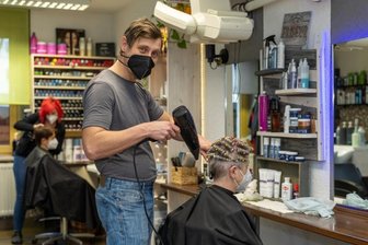 Ungeimpfte Oberfranken gehen jetzt im Vogtland zum Friseur - Die Großteil der Kundschaft in Jörg Tiepmars Rodewischer Friseursalon ist geimpft. Die Lockerung hin zu 3G macht dennoch vieles leichter, so der Friseurmeister.