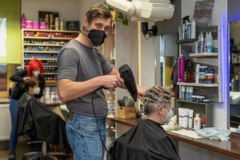 Ungeimpfte Oberfranken gehen jetzt im Vogtland zum Friseur - Die Großteil der Kundschaft in Jörg Tiepmars Rodewischer Friseursalon ist geimpft. Die Lockerung hin zu 3G macht dennoch vieles leichter, so der Friseurmeister.