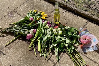 Ungeklärter Todesfall in Chemnitz: Trauer hinterm Plattenbau - Am Ort des Geschehens wurden Blumen und andere Gegenstände niedergelegt.