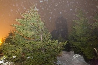 Ungemütliches Wetter: Bis Samstag "stürmisches Grundrauschen" in Sachsen - Der Fichtelberg gab schon in der Nacht zum Dienstag einen Ausblick auf die nächsten Tage: Tauwetter, Sturm, Regen.