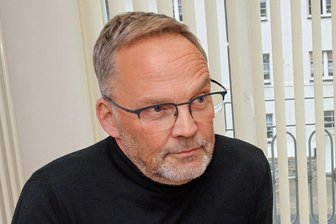 Ungenehmigte Demos in Freiberg: Landrat Dirk Neubauer fordert rote Linie - Landrat Dirk Neubauer stellt sich am Donnerstag Bürgerfragen beim Infoabend in Freiberg.