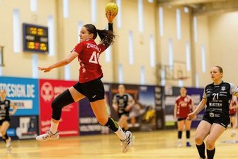 Ungeschlagen ins Pokalfinale - Vor allem in der ersten Halbzeit nutzten die Zwickauerinnen - im Bild Nelly Gonschorek - ihre Tempogegenstöße aus. 