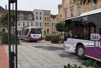 Ungesicherter Keller bringt Granitplatten in Bewegung - Auf der Busspur am neuen Stadtzentrum in Wilkau-Haßlau wurden Granitplatten durch Asphalt ersetzt. Die gesamte Fahrbahn neu zu bauen wird teuer. Ein besonderer Belag soll Probleme verhindern.