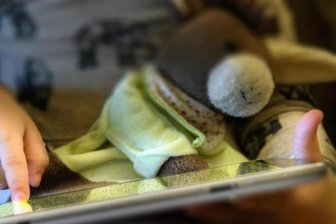 Ungesunder Schlaf bei Kindern: Abends am Smartphone - morgens hundemüde - 