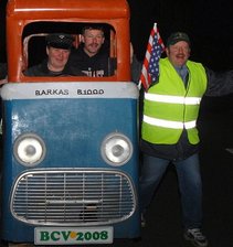 Ungewöhnliches Gefähr trollt über die Hauptstraße - 
              <p class="artikelinhalt">Frank Grüner, Harald Nitzschke und Uwe Reichel (v. l.) gehörten zum Überführungs-Team des Requisiten-Barkas.</p>
            