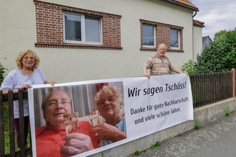 Ungewöhnliche Aktion: Glauchauer Ehepaar nimmt mit Transparent Abschied von der Nachbarschaft - Herma und Manfred Rupkalwis verabschieden sich mit diesem Transparent von der Nachbarschaft an der Nürnberger Straße in Glauchau.