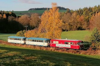 Ungewöhnliche Familienfeiern und Firmenausflüge: Wisentatalbahn will dieses Standbein weiter ausbauen - An insgesamt 14 Fahrtagen sollen die Schienenbusse von Februar bis Dezember jeweils am ersten Samstag im Monat zwischen Schleiz und Schönberg durch das romantische Wisentatal pendeln. 