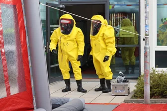 Ungewöhnliche Flüssigkeit: ABC-Einsatz am Technischen Rathaus Chemnitz - Kräfte der Feuerwehr in ABC-Schutzkleidung am Technischen Rathaus Chemnitz.
